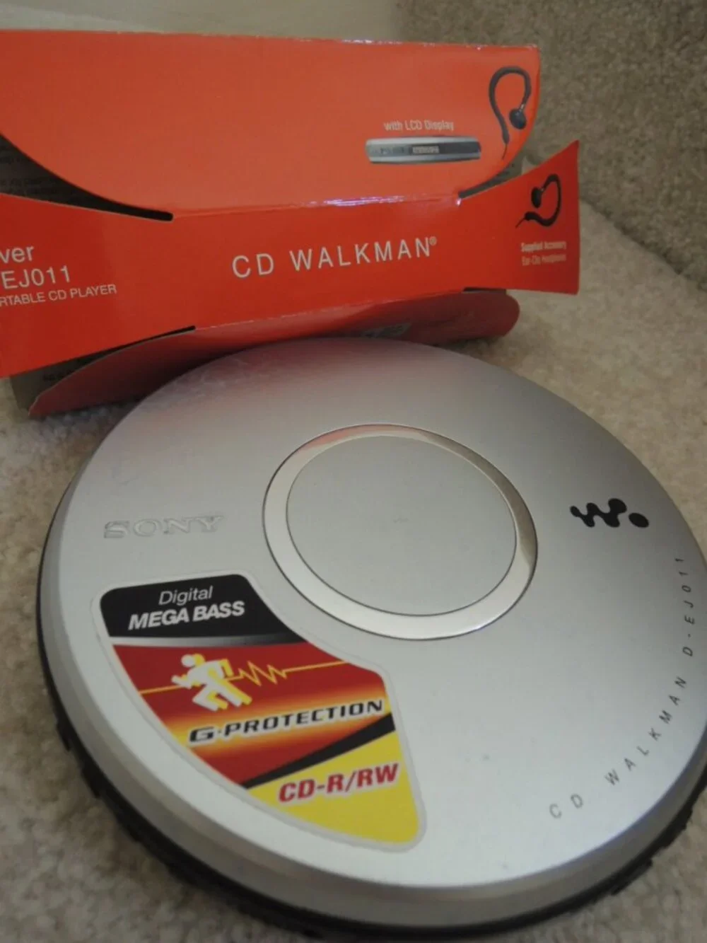 Sony D-EJ011 CD Player Silver CD-R/RW Walkman Disc Player + Over Ear Headphones